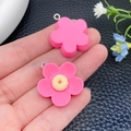 Roze hars bloem hanger met gele meeldraden voor DIY handgemaakte sieraden maken - Magenta Hars Vijfbladige Sakura (24352)