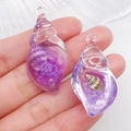 Détail de pendentifs coquillage en résine violette faits main avec coquillages et paillettes - Coquillage Violet (18955)