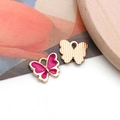 Détail macro de breloques papillon en émail rose rouge avec dos en métal doré texturé - Papillon Émail Rose Rouge (12496)