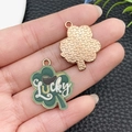 Détail du pendentif trèfle en émail vert avec texte Lucky et dos texturé or rose - Motif Trèfle Lucky (21754)