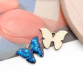 Vue détaillée des pendentifs papillons bleus et dorés pour la création de bijoux DIY - Papillon Imprimé Bleu (12421)