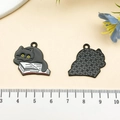 Détail recto-verso du pendentif en émail avec un chat noir lisant un livre pour bijoux DIY - Chat Distrait avec un Livre (21804)