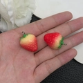 Gros plan de pendentifs fraises en résine DIY avec pépins réalistes et crochets - Style Fraise en Résine Rouge (19696)