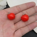 Vue rapprochée de deux pendentifs pommes rouges en résine avec attaches en métal - Pomme En Résine Rouge (19695)