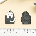 Vue detaillee de pendentifs chat montrant l'avant et l'arriere texture avec une echelle - Chat Pensif avec un Livre (21801)