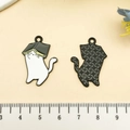 Détail des pendentifs chat en émail avec livre et règle métrique pour la taille exacte - Chat avec un Livre sur la Tête (21800)