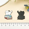 Détail d'un pendentif chat lisant sur des livres avec échelle de mesure précise - Chat Debout sur un Livre (21799)