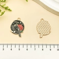 Détail du pendentif émaillé rond lune et corbeau avec dos doré pour bijoux DIY - Pendentif Rose Corbeau Lune (21748)