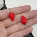 Vue détaillée de deux pendentifs fraise miniatures en résine pour la création de bijoux - Style Fraise en Résine Rouge (17067)