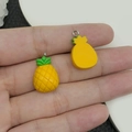 Détails des pendentifs ananas en résine avec faces texturées et dos lisses en gros plan - Style Ananas en Résine Jaune (17058)