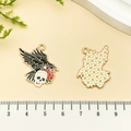 Détail du pendentif gothique en émail corbeau et crâne avec rose rouge et placage doré - Pendentif Crâne Corbeau (21746)