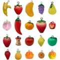 Set di 20 ciondoli a forma di frutta 3D in resina con fragole, mele e ganci in metallo - Set di Frutta in Resina 20 Stili (SN976)