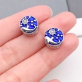 Makroaufnahme von blauen Emaille-Wal-Anhängern für DIY-Armbänder mit Silberdetails - Blaue Steuerrad Fisch Perle (19824)