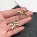 Colgante de lazo dorado con textura ondulada para creación de joyas DIY y manualidades - Lazo Plisado (21390)