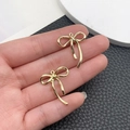 Par de colgantes de lazo en oro KC pulido, ideal para accesorios de joyería DIY - Lazo Simple (21392)