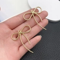 Par de colgantes de lazo dorado con textura en espiral para hacer joyas de bricolaje - Lazo Largo Trenzado (21396)