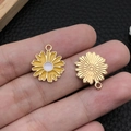 Makroaufnahme der Vorder- und Rückseite von gelben Gänseblümchen-Anhängern auf dem Finger - Gelbe Emaille Chrysantheme (14775)