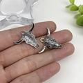 Détails de pendentifs tête de taureau avec gravures florales vintage et texture arrière - Tête de Taureau à Motifs Argent Antique 29x25 (18710)