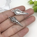 Détail de breloques crâne d'oiseau en argent vieilli avec gravures pour bijoux artisanaux - Tête d'Oiseau Crâne Argent Antique 12x35 (15553)