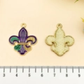 Ciondoli Fleur-de-lis in smalto viola e verde con bordo in metallo dorato per gioielli - Charm Giglio Mardi Gras (22051)