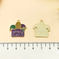 Ciondoli smaltati fronte-retro Mardi Gras in viola, verde e oro con larghezza di 22 mm - Charm Cappello Giullare Mardi (22052)
