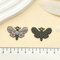 Nahaufnahme von rosa Totenkopf-Mottenanhängern mit skelettierten Flügeln und Metall - Schmetterling Skelett (21764)