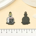 Makro-Detail von rosa Totenkopf-Trankflaschen-Anhängern mit Vorder- und Rückseitenansicht - Reagenzglas Zaubertrankflasche (21763)