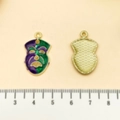 Ciondolo maschera drammatica in smalto viola e verde con retro in rete dorata, 1,5 cm larghezza - Ciondolo Maschera Malinconica (22055)