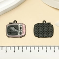 Vorder- und Rückseite des pinkfarbenen Totenkopf-TV-Anhängers für DIY Halloween Schmuck - Retro Fernseher Skeletthand (21761)