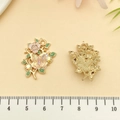 Pendentif tournesol et papillon avec strass présenté avec une règle de mesure - Fleur de Papillon de Branche Émaillée Rose (19625)
