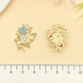 Détail du pendentif fleur en émail bleu avec papillon, montrant le recto et le verso - Fleur de Papillon de Branche Émaillée Bleue (19624)