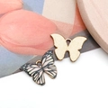 Charmants pendentifs papillon en émail pour bijoux avec dos texturé plaqué or - Papillon Imprimé Blanc (12423)