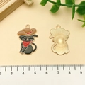 Détail du pendentif chat cowboy montrant le recto coloré et le verso doré texturé - Chat avec Chapeau de Cow-boy Émail Noir (21567)