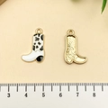 Détail du pendentif botte de cow-boy avec motif vache, dorure et échelle de mesure - Botte de Cowboy Western Émail Blanc Alliage Or (21851)