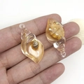 Pendentif coquillage en résine avec scène océanique miniature et sable fin à la main - Coquillage Jaune (18956)