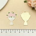 Vue détaillée du pendentif bouquet en émail avec fleurs roses et texture étoilée au dos - Charm de Bouquet en Émail Rose (22046)