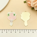 Vue détaillée de pendentifs bouquet de fleurs en émail rose avec bords dorés - Bouquet d'Œillets en Émail Rose (22045)