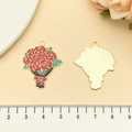 Détail de breloques en émail bouquet de roses avec socle doré montrant les deux côtés - Bouquet de Roses en Émail Rouge (22044)