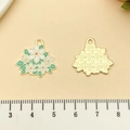 Détail de pendentifs bouquet de fleurs avec émail blanc et finition plaquée or - Jasmin en Émail Blanc (22041)