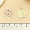 Détail de breloques bouquet de fleurs avec émail rose et dos doré à motif d'étoiles - Hortensia en Émail Rose (22040)