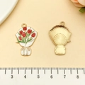 Vue détaillée du pendentif bouquet de tulipes en émail montrant l'avant et le dos doré - Bouquet de la Fête des Mères de Graduation en Émail Rouge (18797)