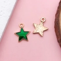 Dettaglio macro dei ciondoli a stella in smalto verde con retro in oro rosa testurizzato - Stile Stella Pentagonale (13542) / 1 pezzo (13x15mm) / Verde