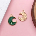 Dettaglio di ciondoli a luna in smalto verde con stella e pendenti dorati testurizzati - Stile Luna (17537) / 1 Pezzo (12x16.5mm) / Verde