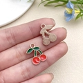 Pendentif cerise rouge DIY avec feuilles vertes et tige dorée pour bijoux faits main - Style Cerise Rouge à Goutte d'Huile (8621)
