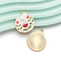 Dettaglio del ciondolo gatto smaltato con fiore arancione e retro a raggiera dorata - Gatto Bianco Con Fiori E Foglie a Goccia d'Olio