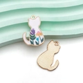 Dettaglio del ciondolo a gatto fiorito con smalto bianco e retro dorato ruvido - Silhouette Posteriore Gatto Bianco Stampata Botanica a Goccia d'Olio