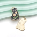 Dettaglio del ciondolo a gatto in smalto con fronte floreale nero e retro in oro lavorato - Gatto Nero Floreale a Goccia d'Olio