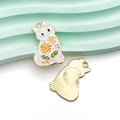 Dettaglio ciondolo a gatto in smalto viola con fiore arancione e retro dorato - Gatto Bianco Floreale a Goccia d'Olio