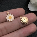 Gänseblümchen-Anhänger aus Legierung mit weißen Blütenblättern für DIY-Schmuckherstellung - Weiße Runde Kleine Gänseblümchen (11070)