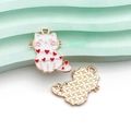 Vue détaillée du pendentif chat blanc avec motifs cœurs et dos texturé en métal doré - Chat Blanc en Forme de Cœur à l'Huile